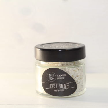 Salz mit Kräutern und Pfeffer