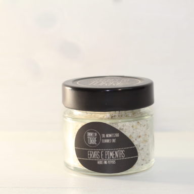 Salz mit Kräutern und Pfeffer